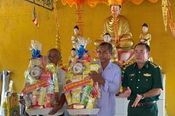 Thăm, chúc tết Chol Chnam Thmay các vị sư sãi, người có uy tín dân tộc Khmer tỉnh Tây Ninh