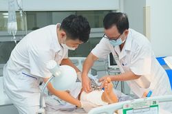 Trồng lại 2 chân cho người đàn ông bị tai nạn máy ép sợi
