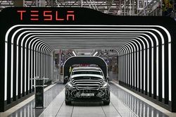 Tesla tiếp tục giảm giá tới 5.000 USD mỗi xe để giành 'thượng đế'
