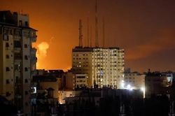 Israel tiếp tục không kích dữ đội Gaza