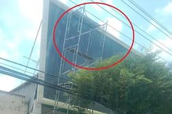 Ngã vào dây điện trung thế lúc thi công, 2 người nhập viện