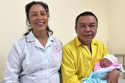 Người phụ nữ 51 tuổi mang thai tự nhiên và sinh thường em bé nặng 3.2kg