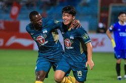 Tiền đạo U23 Việt Nam xúc động với bàn thắng đầu tiên tại V-League