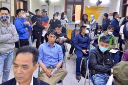 Nườm nượp người dân xếp hàng chờ làm lý lịch tư pháp ở Hà Nội