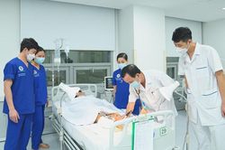 Lần đầu tiên nối thành công hai cẳng chân bị đứt rời