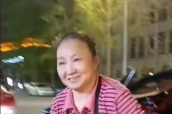 Người phụ nữ làm nghề rửa bát khiến netizen té ngửa khi đi làm bằng siêu xe Bentley