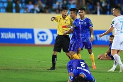 VFF bênh trọng tài Trương Hồng Vũ, cựu còi vàng FIFA: Dùng trọng tài như thế là kéo tụt bóng đá Việt Nam!
