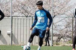 Yokohama FC thua đậm 0-5, Công Phượng chưa được chơi phút nào tại J-League