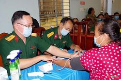 Trường Cao đẳng Hậu cần 2: Khám bệnh miễn phí, tặng quà người nghèo tỉnh Tây Ninh