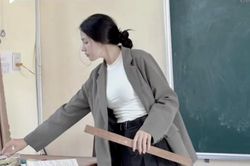 Đi dạy học vì đam mê, cô giáo Gen Z diện outfit cực chất
