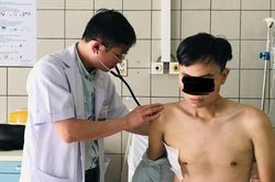 Nam sinh mang khối u khổng lồ đã được phẫu thuật thành công và ra viện