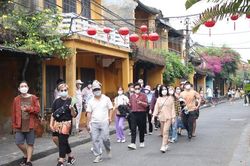Lùi thời gian thu phí và phân luồng du khách vào phố cổ Hội An
