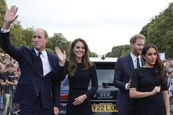 Công nương Kate khó chịu khi đi cạnh Harry và Meghan
