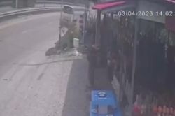 Xe bán tải mất kiểm soát lật nhào trước cửa hàng ở Thái Lan