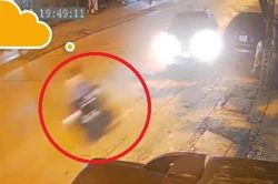 Clip: Xe máy phóng nhanh tông ô tô lao sang đường ngược chiều, tài xế ngã gục