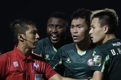 HLV Vũ Tiến Thành: 'Cứ đá với Hà Nội là thua bởi trọng tài, chơi vậy sao chơi'