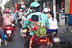 Giữa dòng người kẹt xe, cậu bé nhỏ xíu ngồi sau lưng ba nói một câu khiến 'mọi thứ như dịu lại'