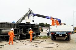 Tỉnh Quảng Trị: Khẩn trương khắc phục sự cố do xe đầu kéo đâm gãy cột điện