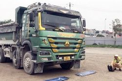 'Hung thần' độ kích thủy lực, chở quá tải trên cao tốc
