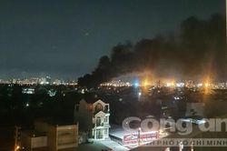 Cháy nhà kho trong bãi xe, khói lửa ngùn ngụt, một người bị bỏng