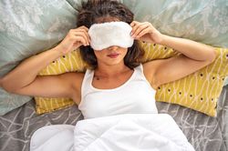 Đeo bịt mắt khi ngủ có hại hay không?