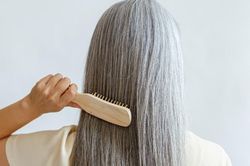 Rụng tóc bất thường cảnh báo nhiều vấn đề sức khỏe