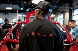 Nhân viên Tesla chia sẻ ảnh khỏa thân của chủ xe