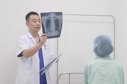 Nâng ngực bằng sóng xung kích, một phụ nữ 'suýt mất ngực' sau tiêm chất lạ