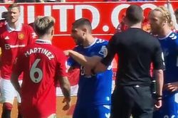Fan MU 'mát mặt' khi Lisandro Martinez 'dằn mặt' tiền đạo Everton bằng một phong cách rất... đàn anh
