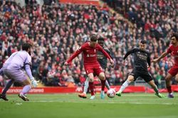 Martinelli trừng phạt sai lầm của Van Dijk, 'nhảy múa' trước hàng thủ Liverpool