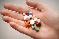 Ngừng tiếp nhận hồ sơ cấp phép nhập khẩu thuốc của 2 công ty dược