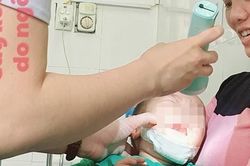 Ngã xe đẩy, bé 10 tháng tuổi bị gãy xương hàm