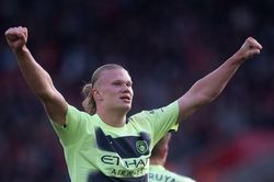 Haaland cán mốc 30 bàn, Man City thổi lửa vào gáy Arsenal