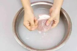 Rửa thịt lợn với nước càng rửa càng bẩn: Dùng nước này thịt sạch bong, thơm phức