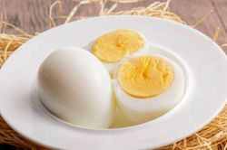 Thả thứ này vào luộc trứng: Trứng đậm vị, dễ bóc vỏ ai cũng nên biết