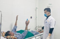 Đi dép buộc dây thép, người đàn ông bị uốn ván nguy kịch