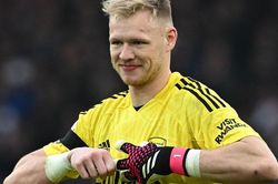 Arsenal mất điểm nhưng Ramsdale được ngợi ca với 2 pha cứu có thể định đoạt chức vô địch