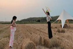 Tăng Thanh Hà khoe ảnh thả diều với con, fan xuýt xoa chiều cao khủng của ái nữ