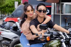 Khánh Thi 'chịu chơi' hứa tặng 2 chiếc mô tô cả tỷ đồng cho Phan Hiển nếu làm được điều này