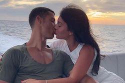 Bạn gái Ronaldo khoe khoảnh khắc tình tứ trên siêu du thuyền 160 tỷ đồng