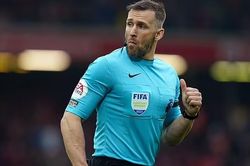 Trọng tài đánh cùi chỏ hậu vệ Liverpool đã bị treo còi