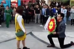 Thanh niên bị bạn gái 'combat' vì mang vòng hoa cầu hôn