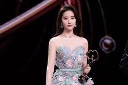 Trầm trồ với gia thế hiển hách của Lưu Diệc Phi: Bố là giáo sư đại học, mẹ là mĩ nhân làng múa