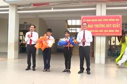 UBND tỉnh Đồng Nai khen thưởng đột xuất cho 2 học sinh trả lại của rơi