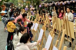 Sôi nổi hội thi vẽ tranh theo cuốn sách em yêu