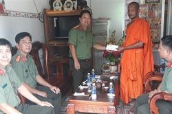 Công an tỉnh Vĩnh Long chúc Tết Chôl Chnăm Thmây