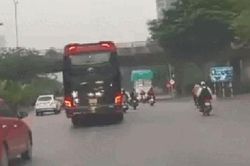 Cận cảnh cú lộn cứu mạng cô gái trẻ trên Đại lộ Thăng Long khỏi bánh xe khách