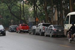 Xử lý thế nào vụ hàng chục ô tô bị chọc thủng lốp khi đỗ trên vỉa hè khu Linh Đàm