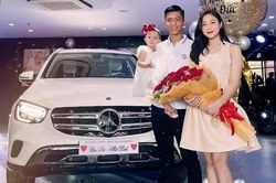 Tuổi 27 của Phan Văn Đức: Vợ đẹp con ngoan, sở hữu khách sạn, xế hộp tiền tỷ