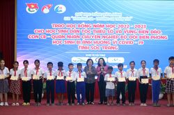 Trao 113 suất học bổng Vừ A Dính cho học sinh dân tộc thiểu số ở Sóc Trăng